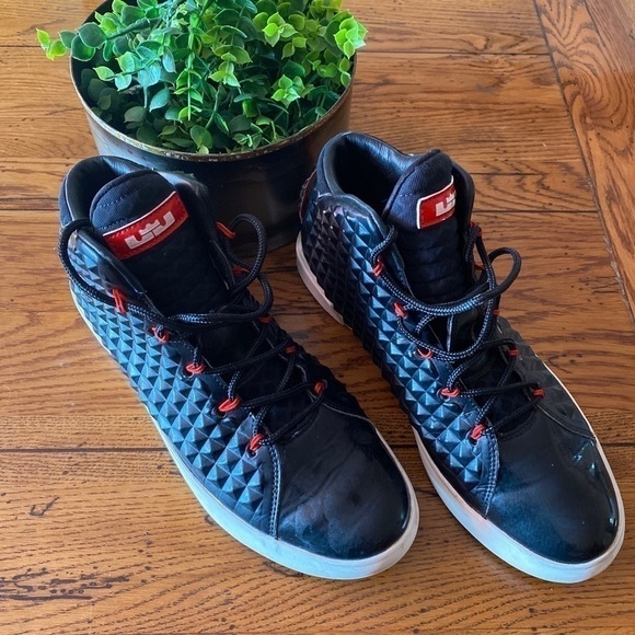 Nike LeBron XII 12 NSW Black Challenge Red Men Shoes Size 8/5 US 716417-001. - Picture 1 of 9